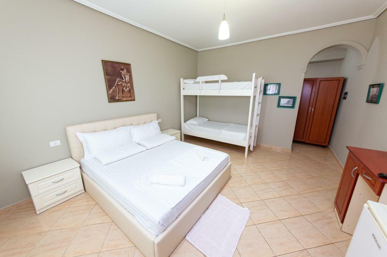Hotel Roi Radhimë Esterno foto