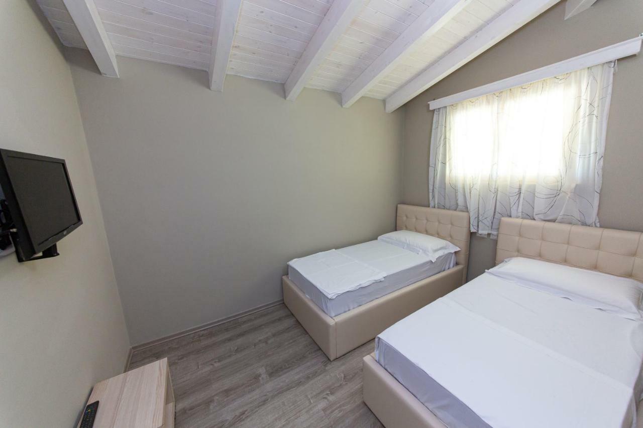 Hotel Roi Radhimë Esterno foto