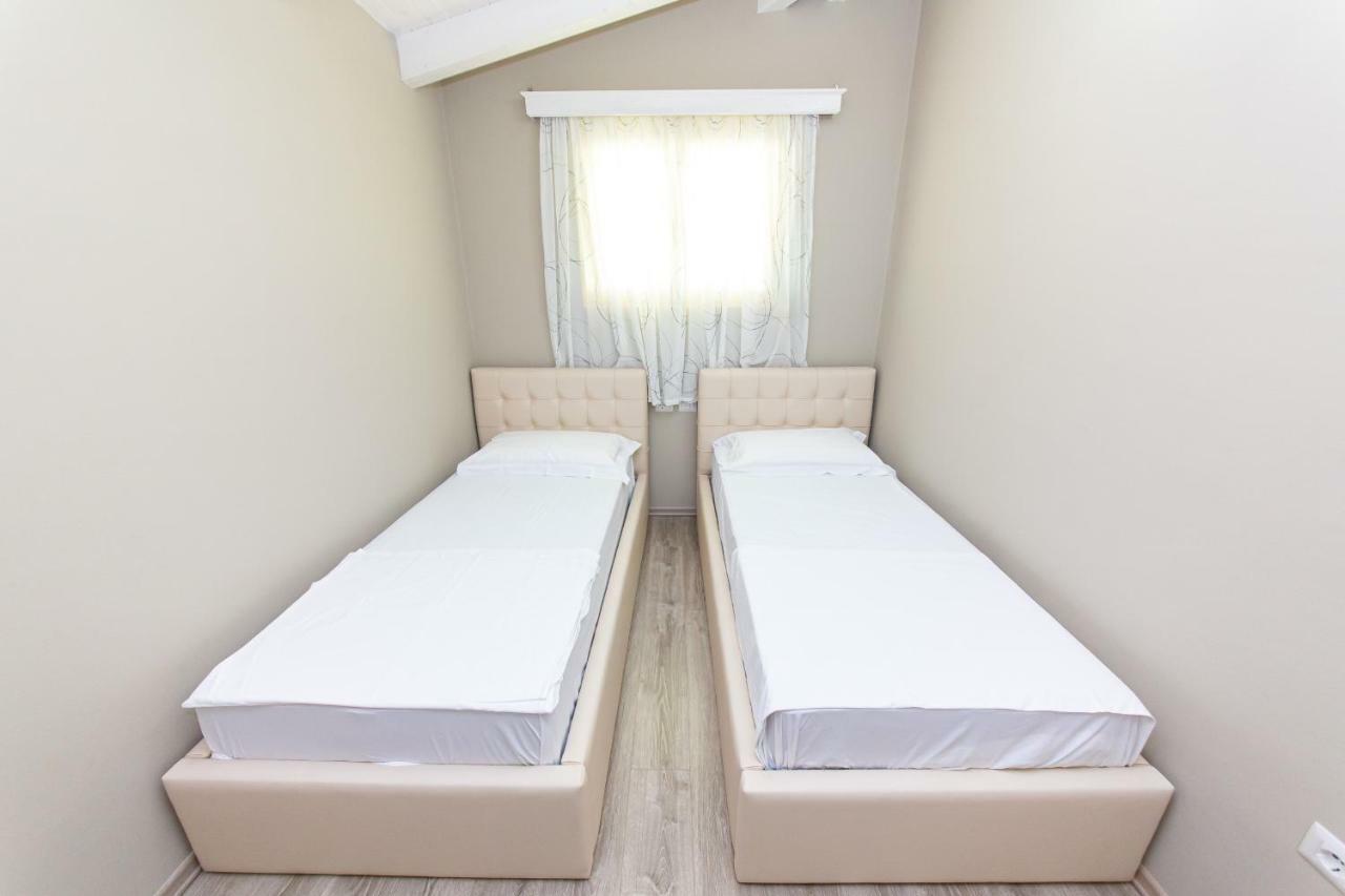 Hotel Roi Radhimë Esterno foto