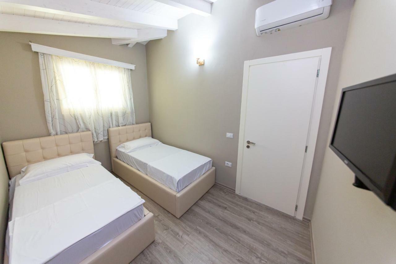 Hotel Roi Radhimë Esterno foto