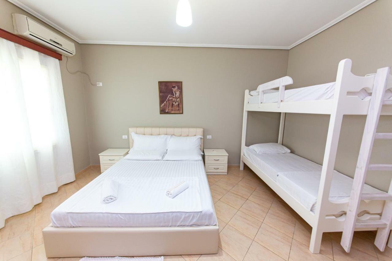 Hotel Roi Radhimë Esterno foto